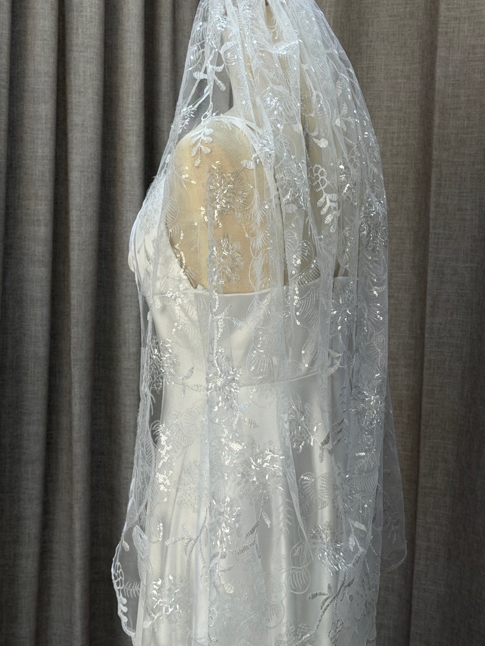 Ivory Floral Embroidered Bridal Veil - Women’s Hair Accessory